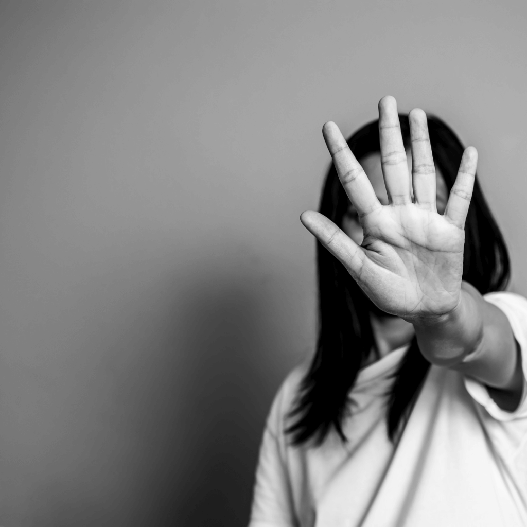 femme qui cache son visage avec sa main