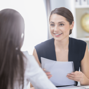 2 femmes en entretien d'évaluation