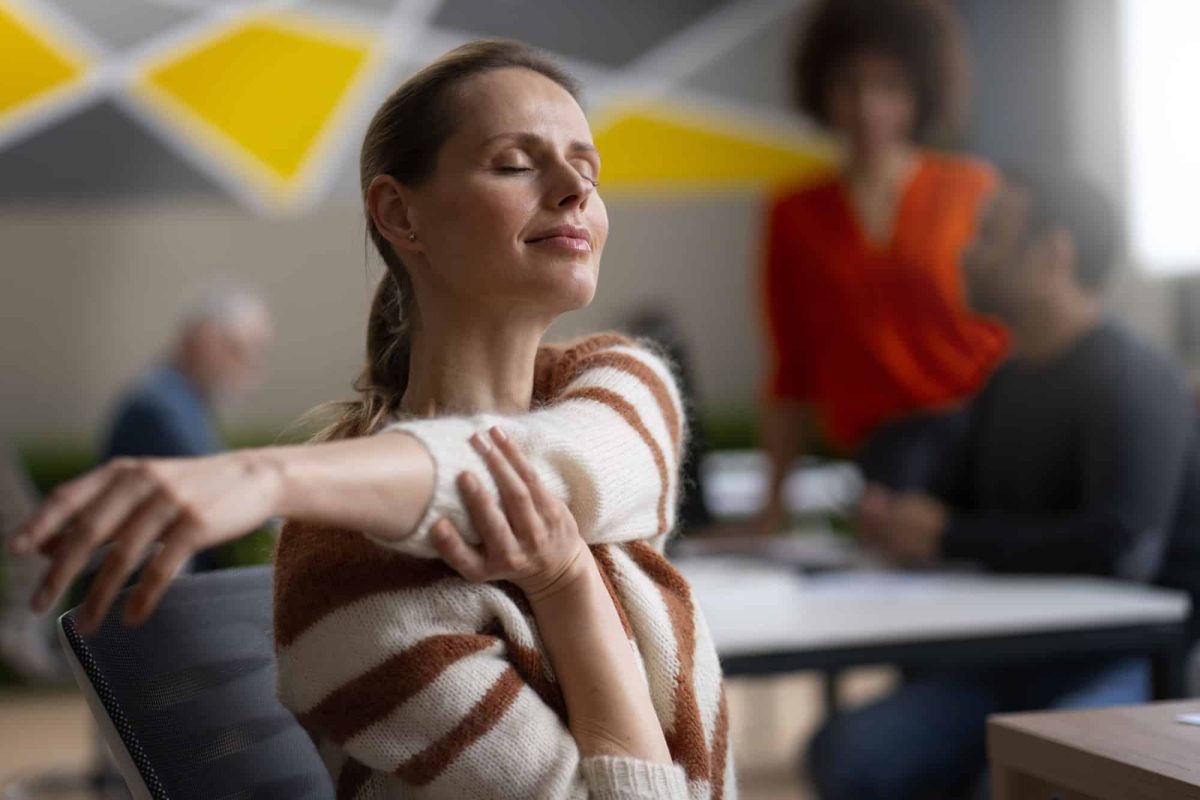 femme-au-bureau-qui-s-etend-pendant-une-journee-de-travail