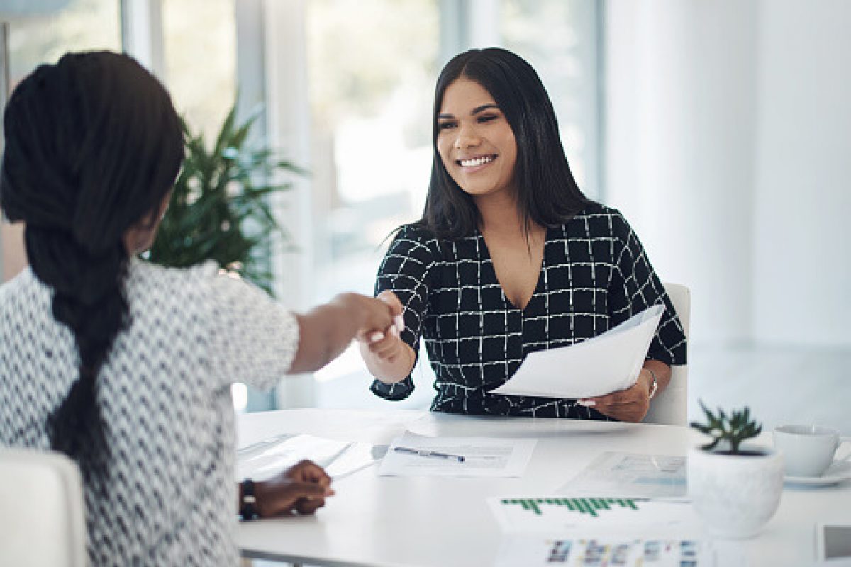 jeunes femmes en entretien qui se serrent la main